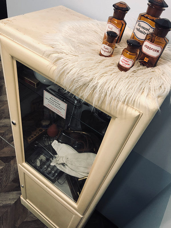 Schrank mit alten Utensilien